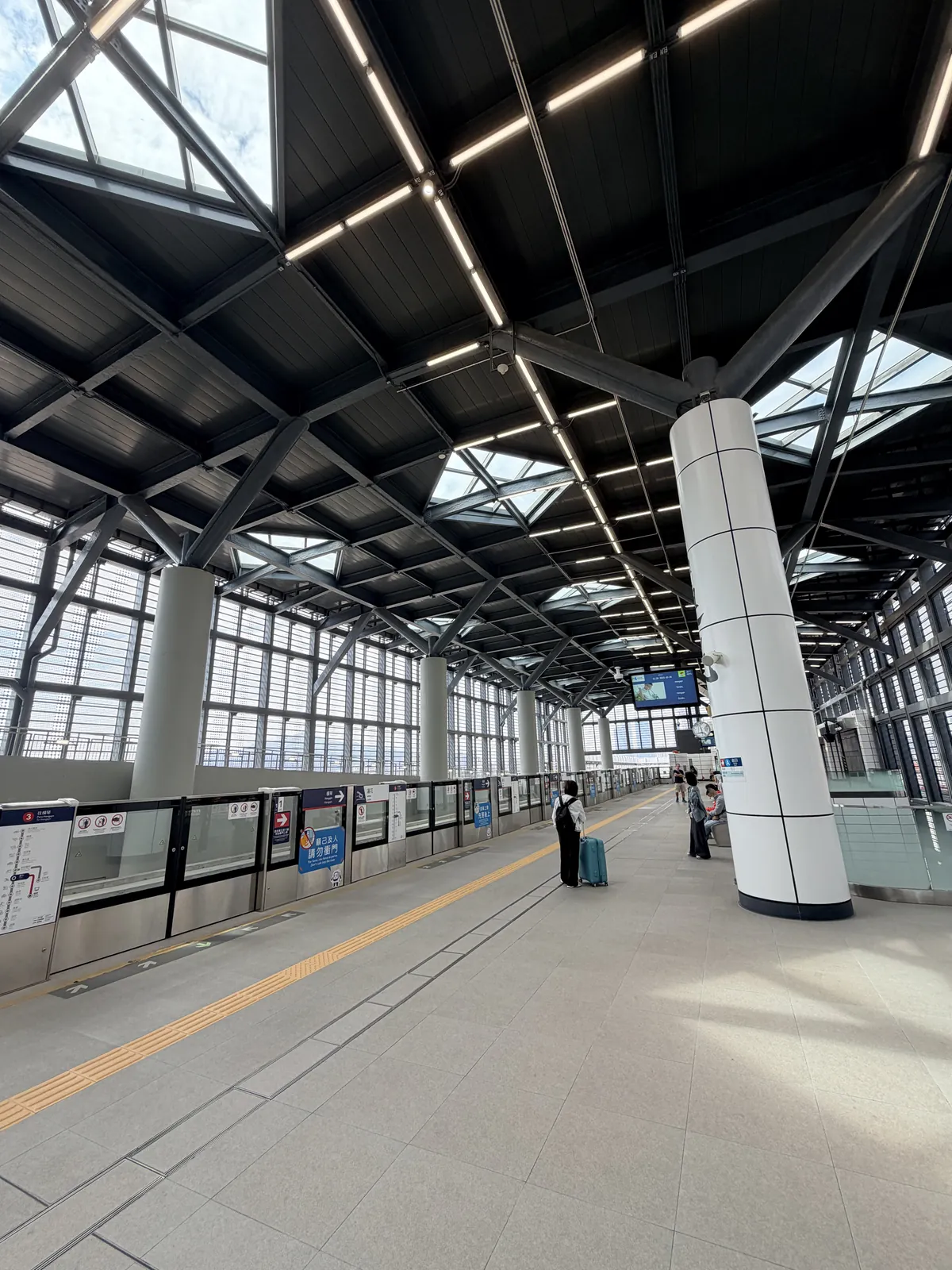 澳門輕軌橫琴站寬敞月台與候車空間