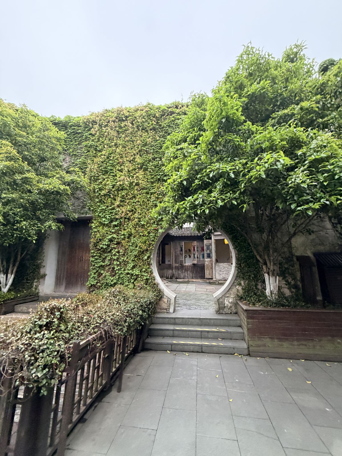 烏鎮西柵月亮門與爬藤院牆