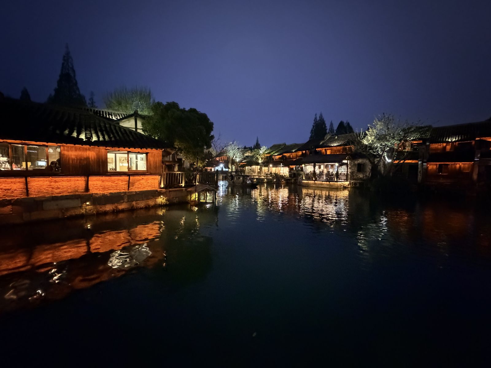 烏鎮西柵夜間河道廣角燈火景色