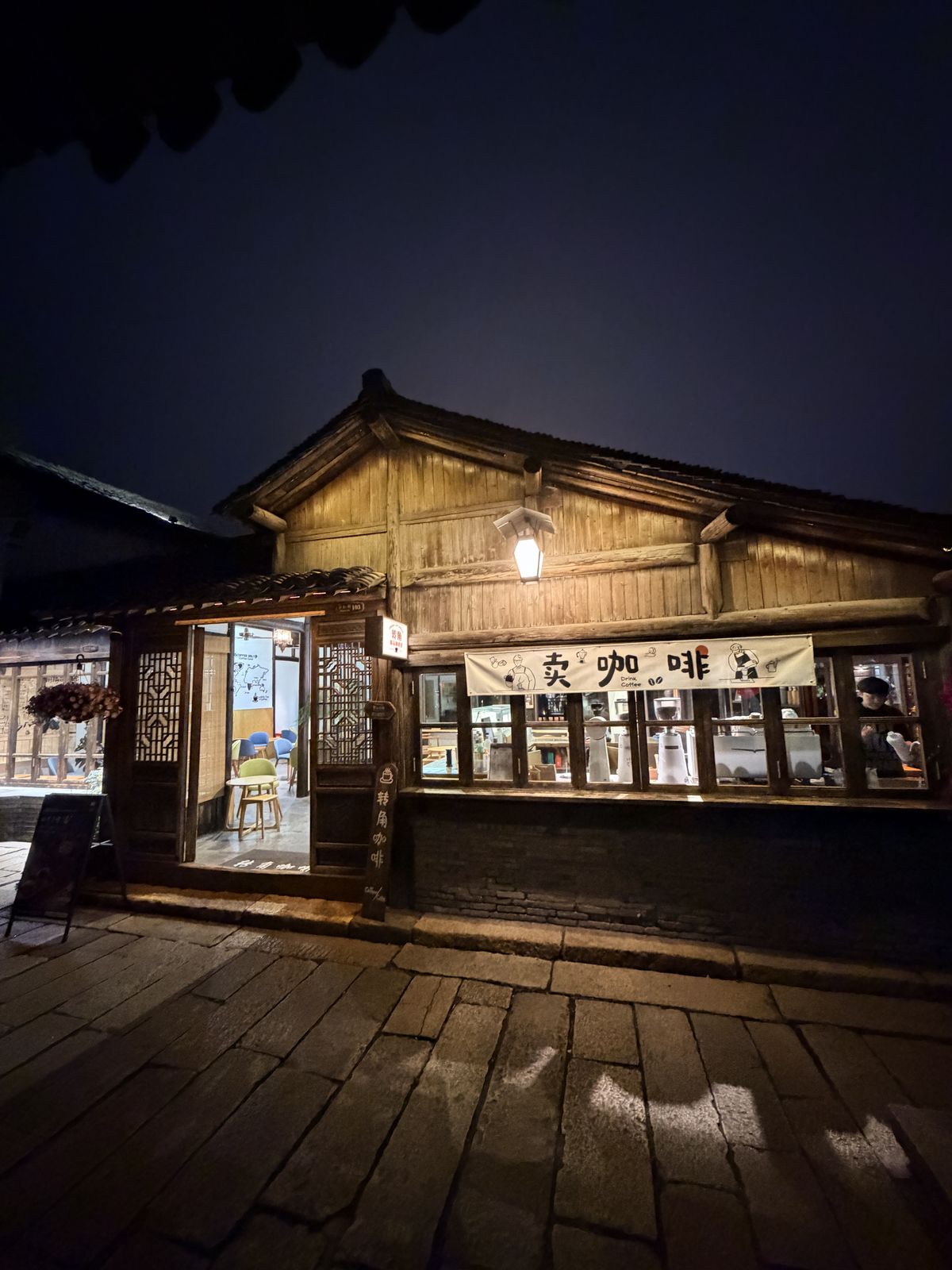 烏鎮西柵夜間木格窗與暖黃燈光細節