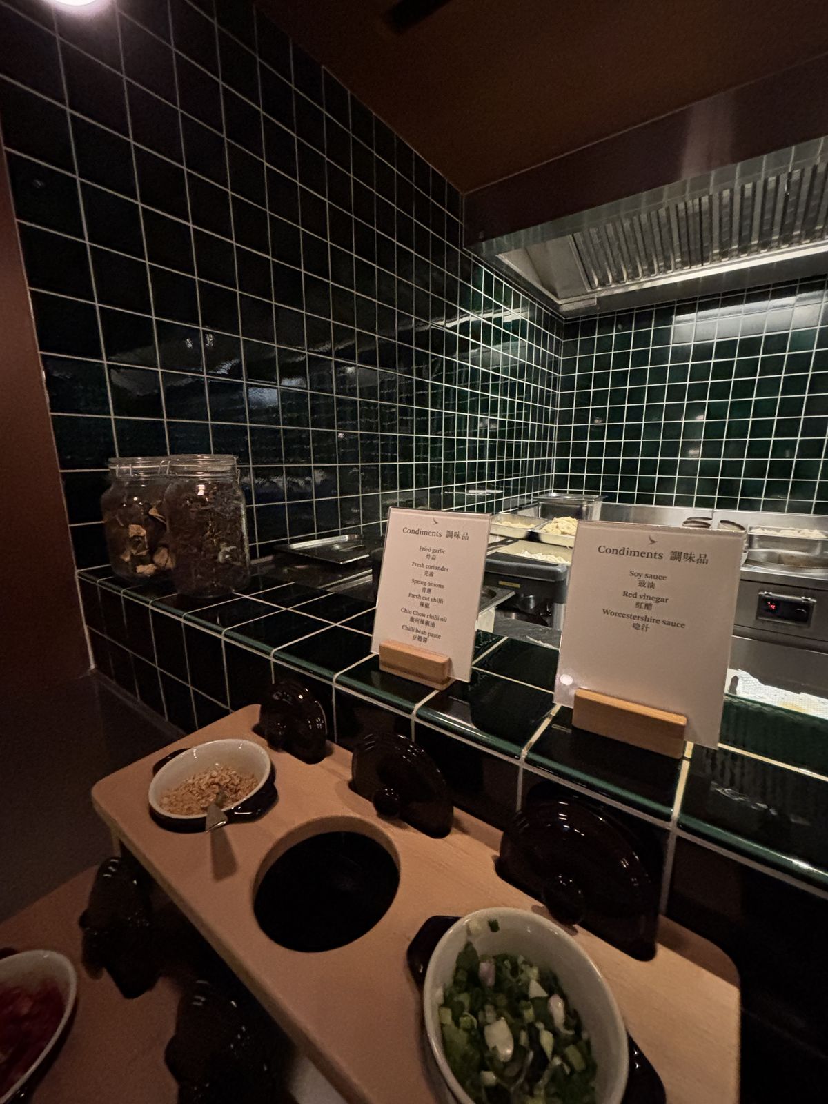 逸連堂麵食區調味品與蔥蒜辣椒