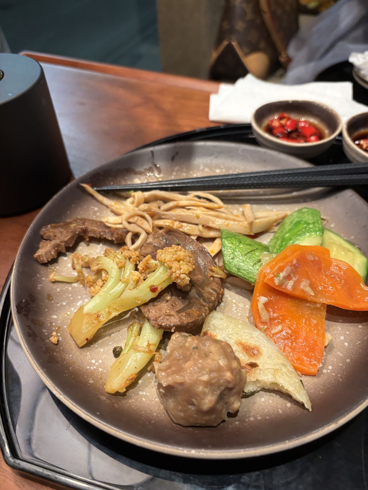 逸連堂熱菜拼盤:牛腱、時蔬與配菜
