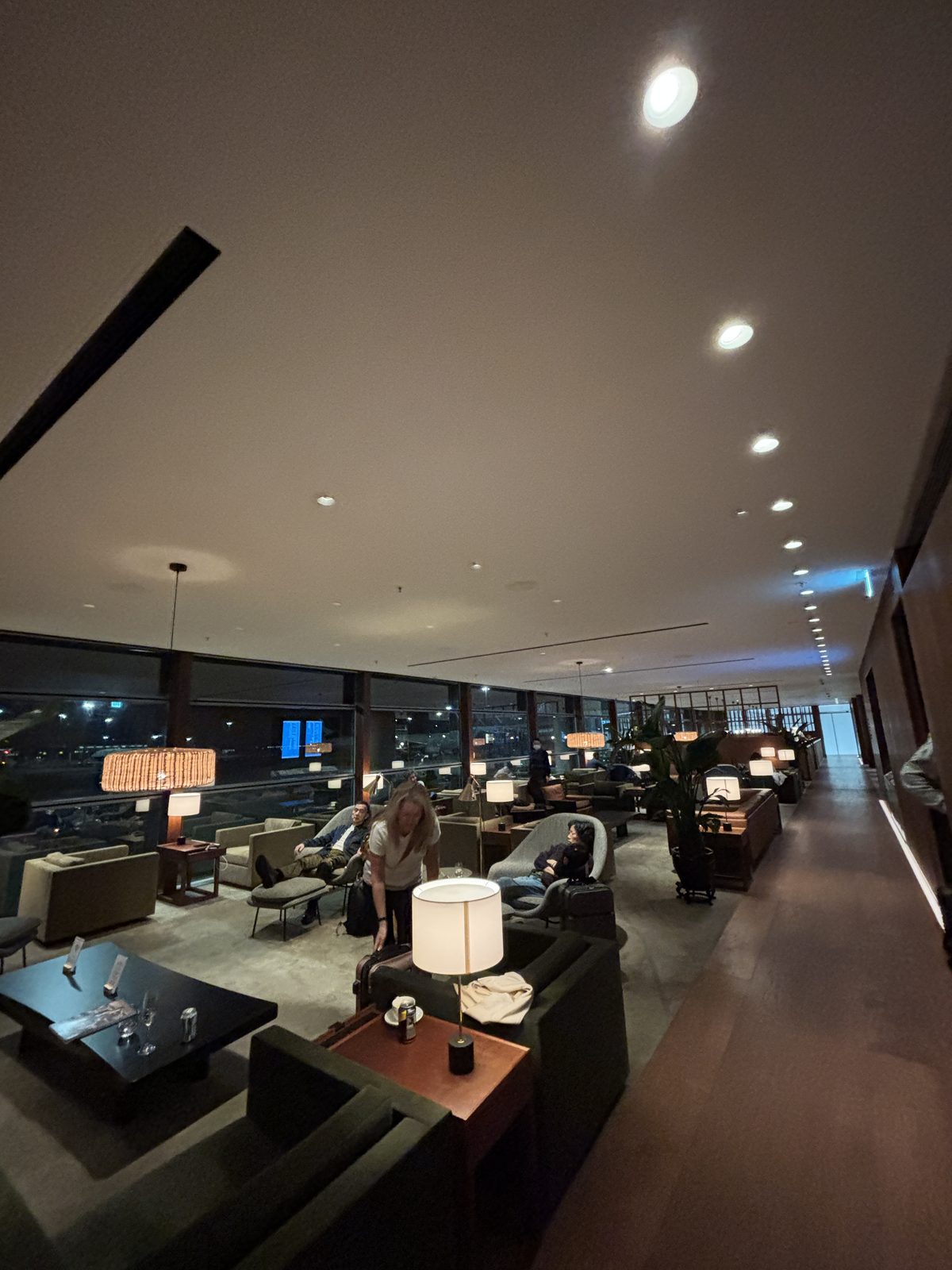 逸連堂靠窗沙發休息區與夜間機坪