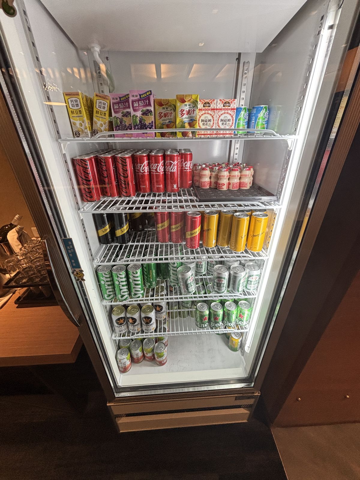 梅苑貴賓室冷藏飲料與啤酒櫃