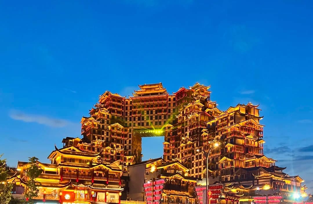 張家界七十二奇樓攻略｜夜景燈光秀、表演時間、交通一次搞懂