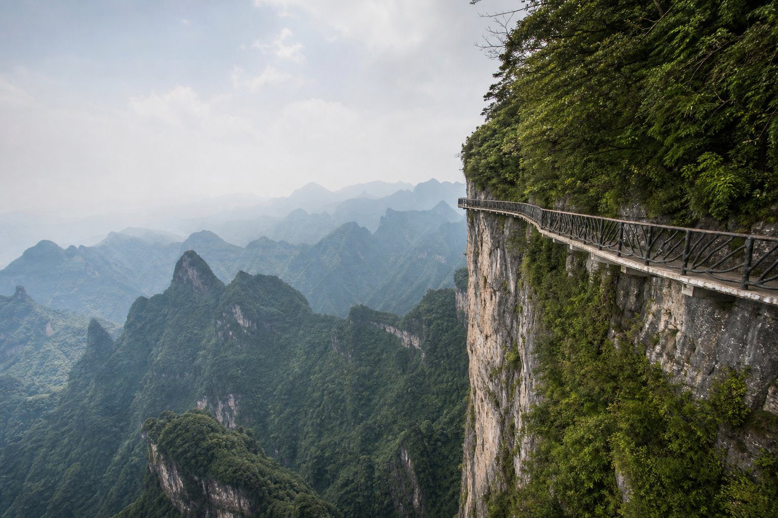 鬼谷棧道旅遊景觀（AI 生成示意圖）