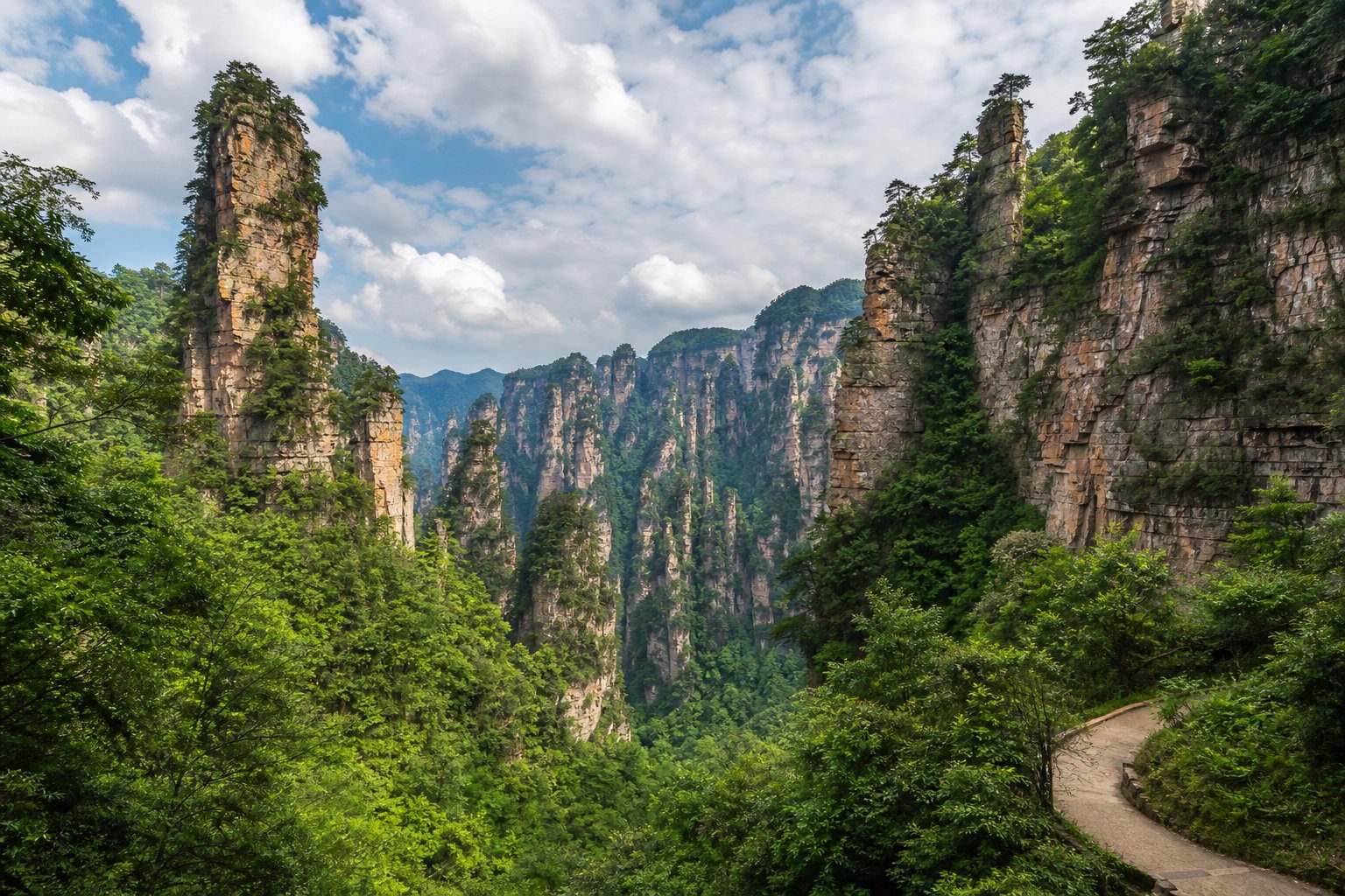十里畫廊旅遊景觀(AI 生成示意圖)