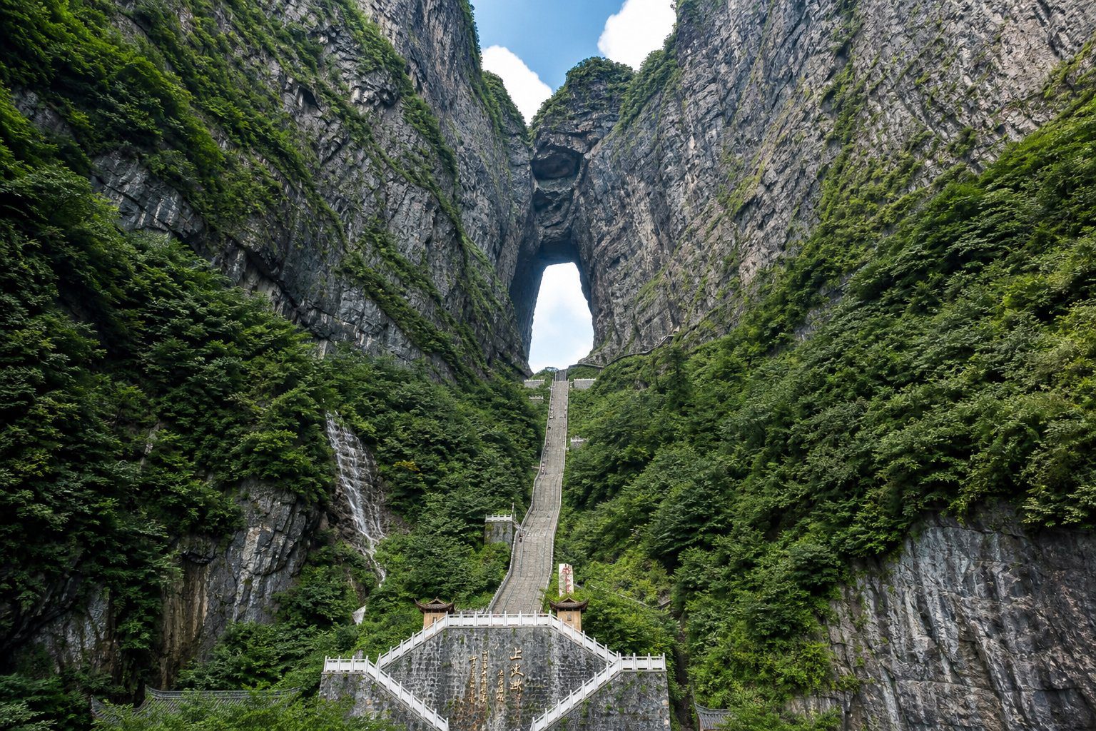 天門洞旅遊景觀（AI 生成示意圖）