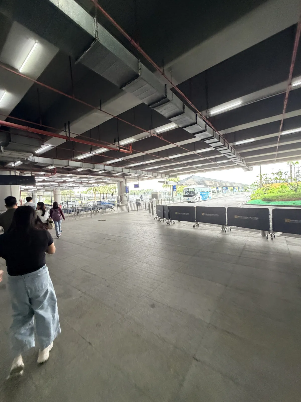 港珠澳大橋珠海口岸A01閘口香港機場直達巴士候車區與香港機場出發航班顯示屏
