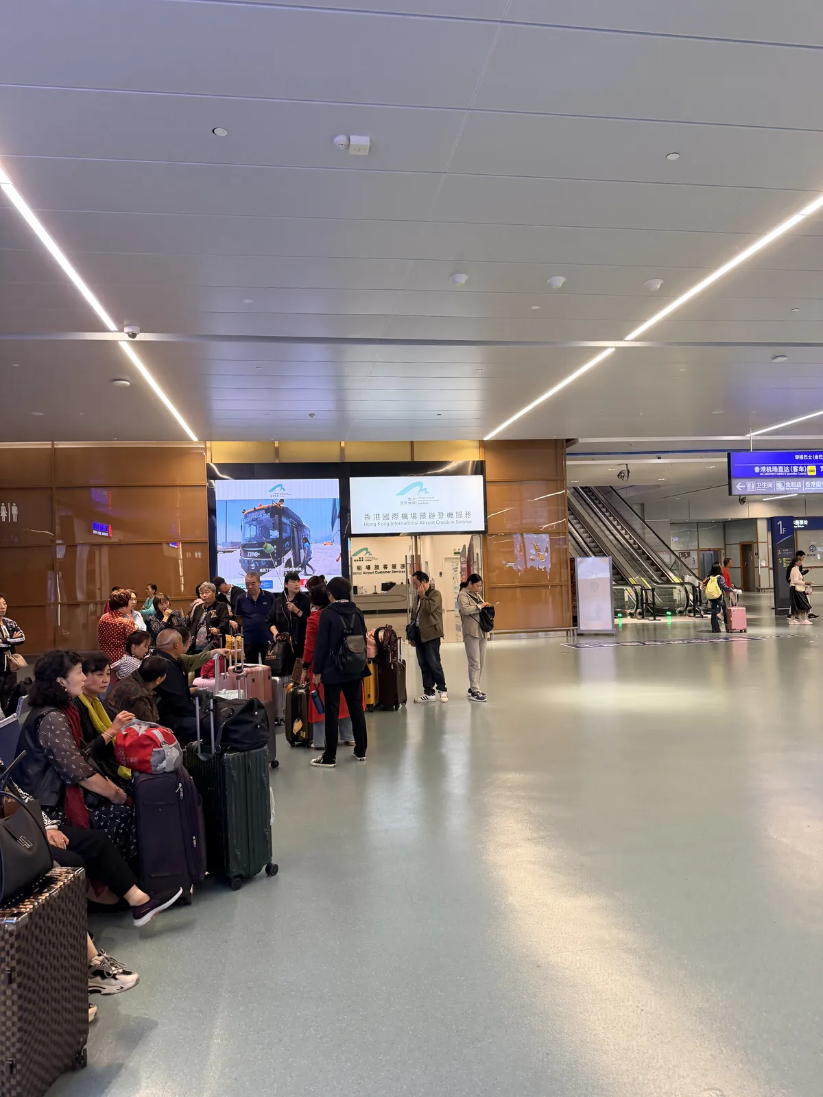 珠海口岸一樓香港國際機場預辦登機服務大廳與候車旅客