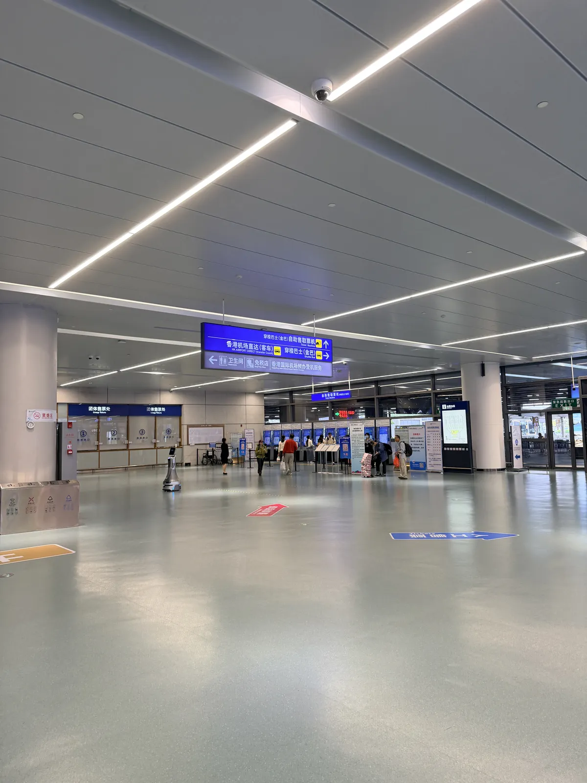 珠海口岸內金巴自助售票機與香港機場直達客車方向指示牌