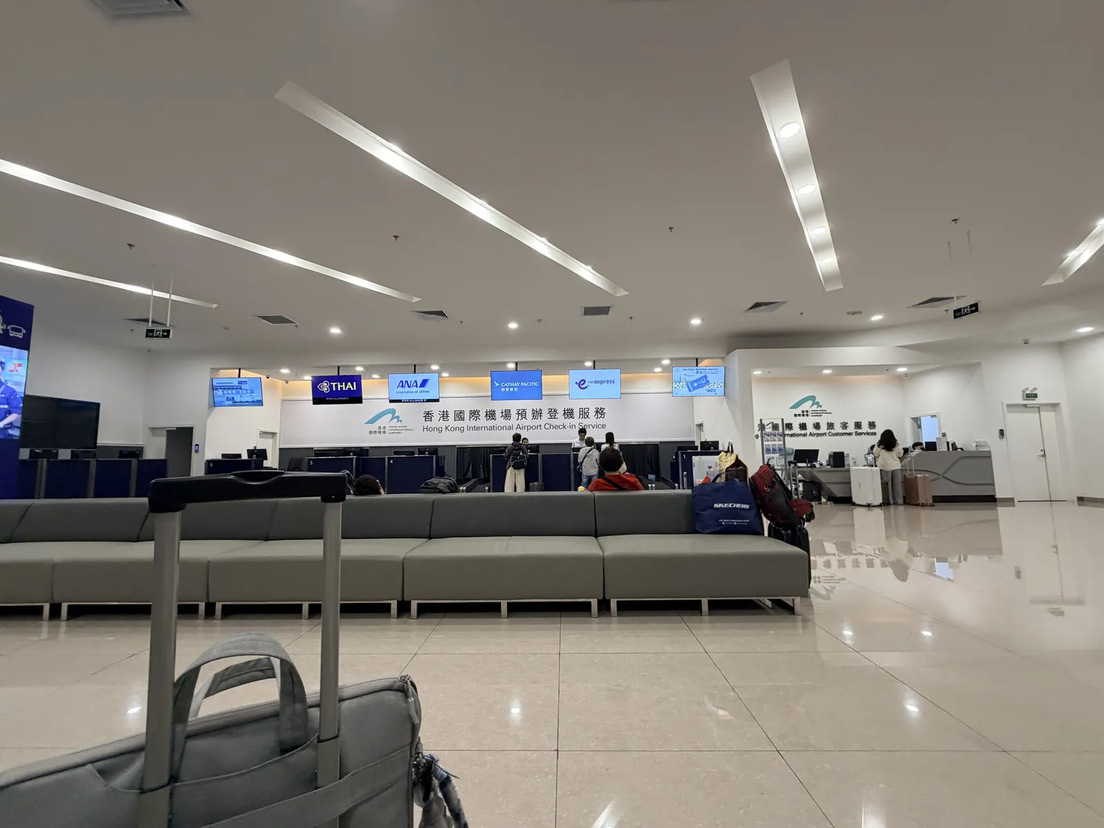 珠海口岸預辦登機櫃檯上方泰航全日空國泰等航空公司顯示看板