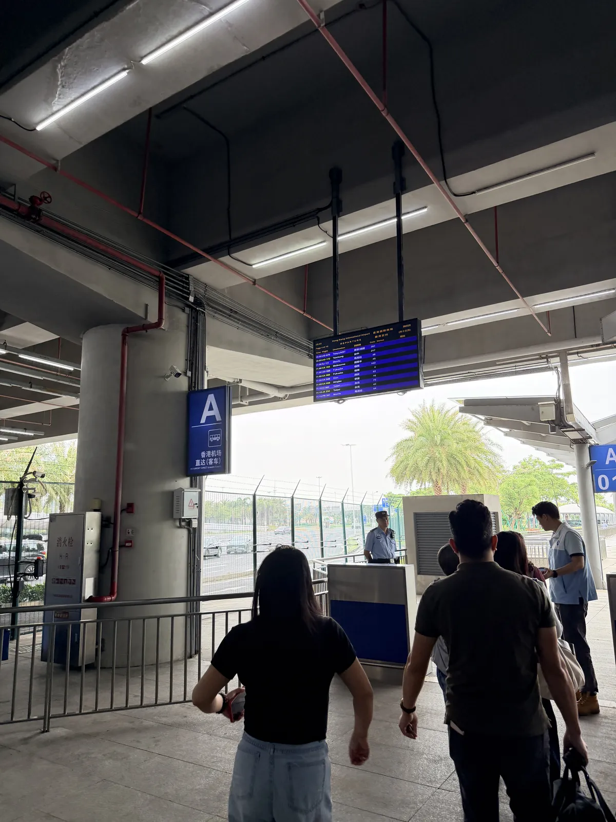 珠海口岸A01閘口香港機場直達客車指標與即時出發航班顯示屏