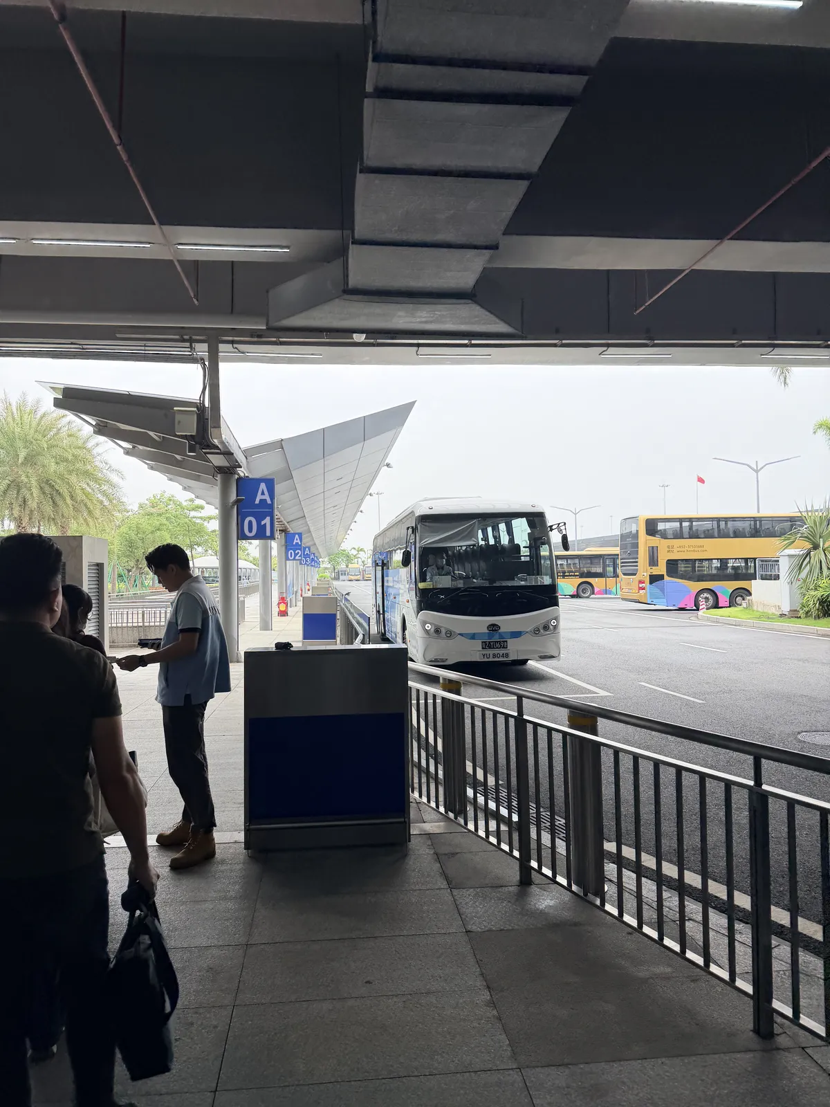 珠海口岸A01月台上的白色香港機場直達巴士與後方黃色金巴