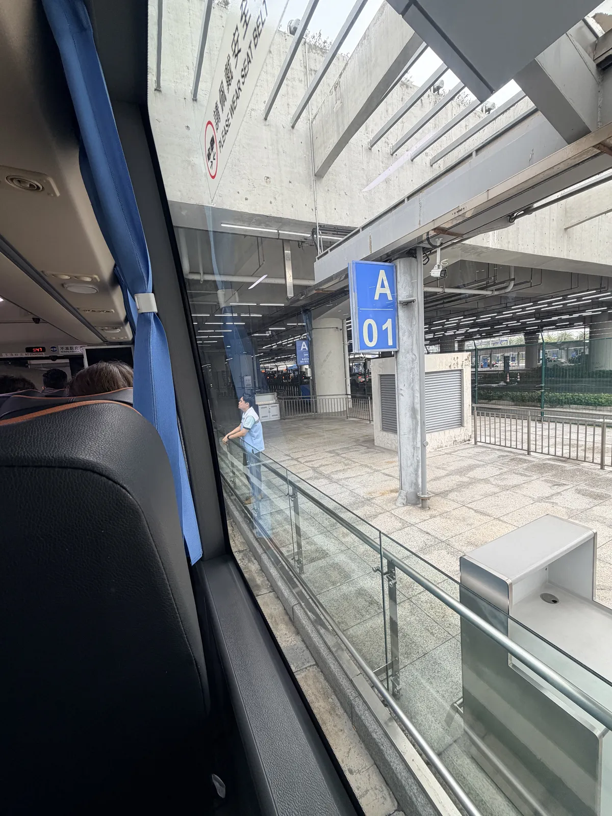 從香港機場直達巴士車內望向珠海口岸A01月台