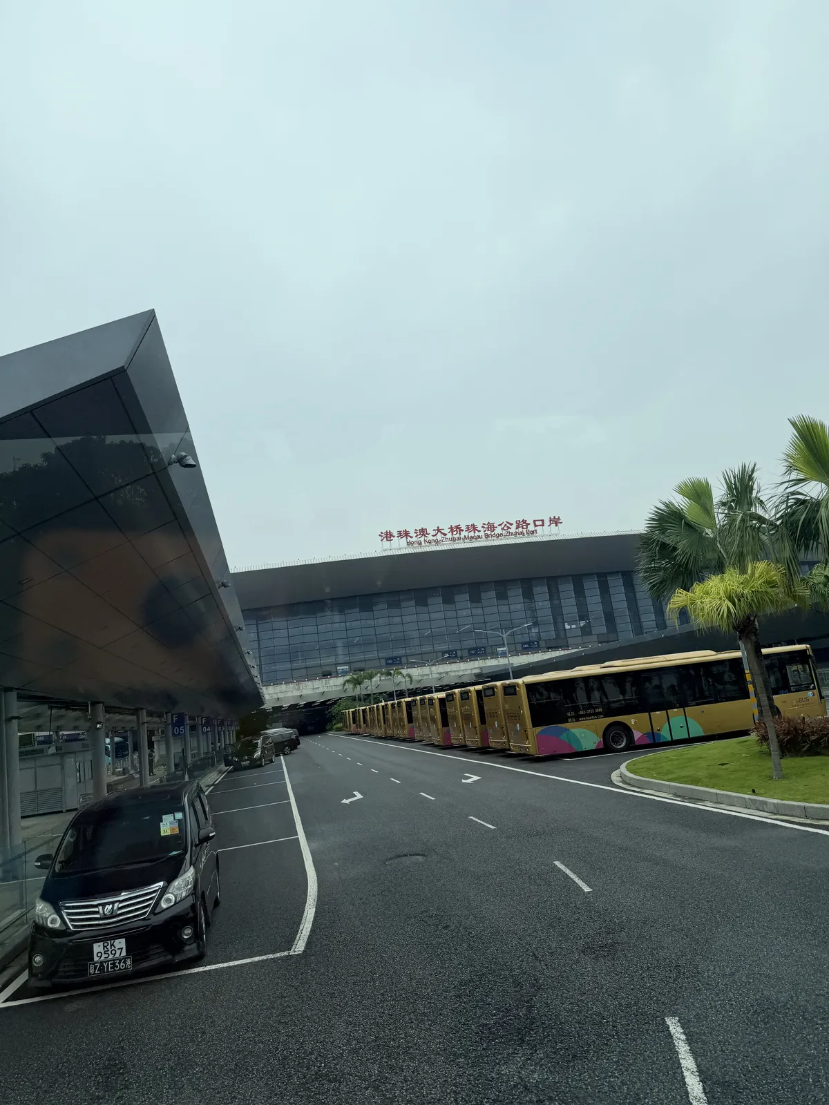 直達巴士駛離珠海公路口岸沿途停滿整排黃色金巴穿梭巴士