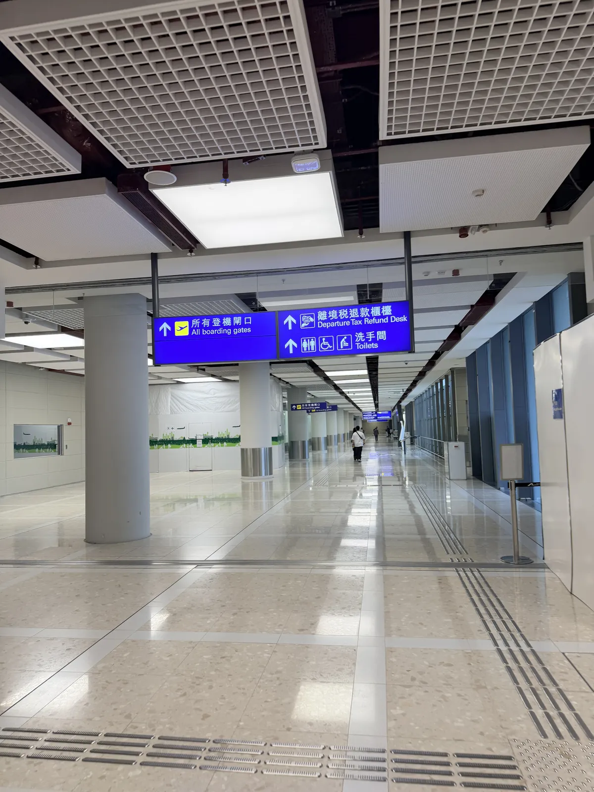 香港機場海天中轉大樓抵達通道的離境稅退款櫃檯與所有登機閘口指示牌