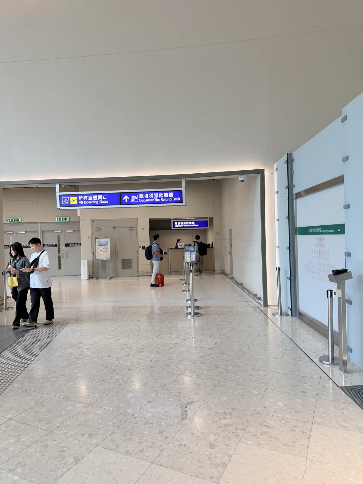 香港機場離境稅退款櫃檯現場與排隊動線