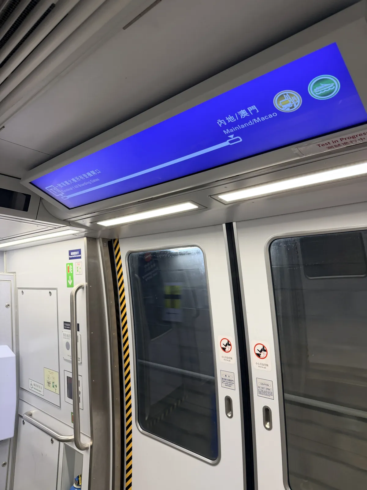 香港機場旅客捷運系統車廂內顯示內地澳門路線圖