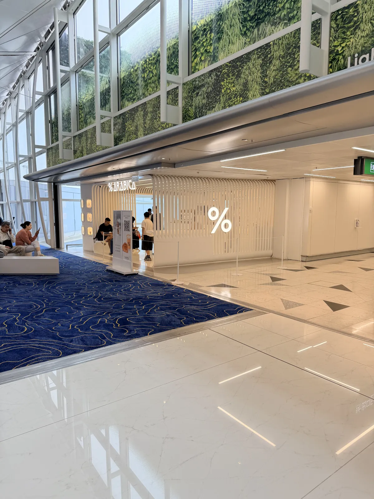 香港機場禁區內的%Arabica咖啡店與候機旅客