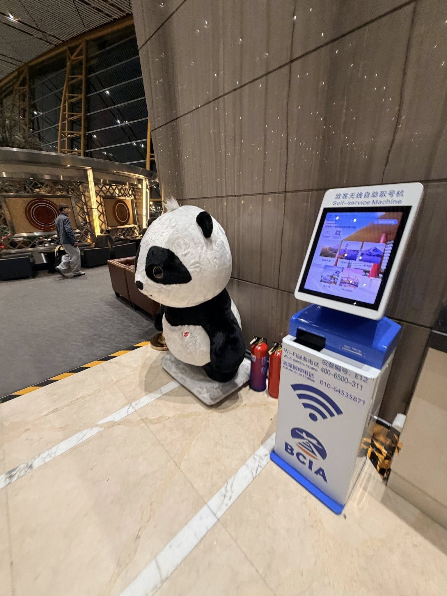 國航貴賓室寬敞座位與走道