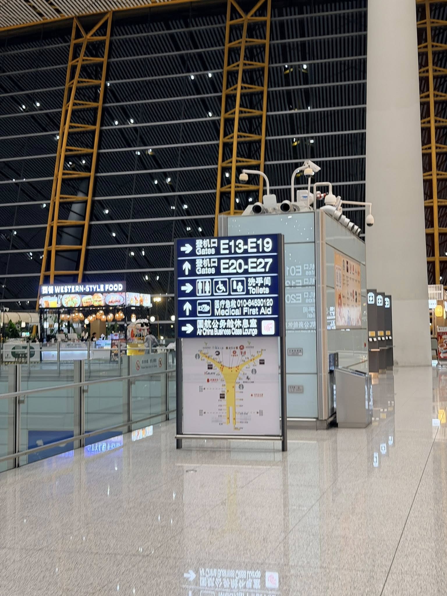 國航貴賓室沙發與桌椅休息空間