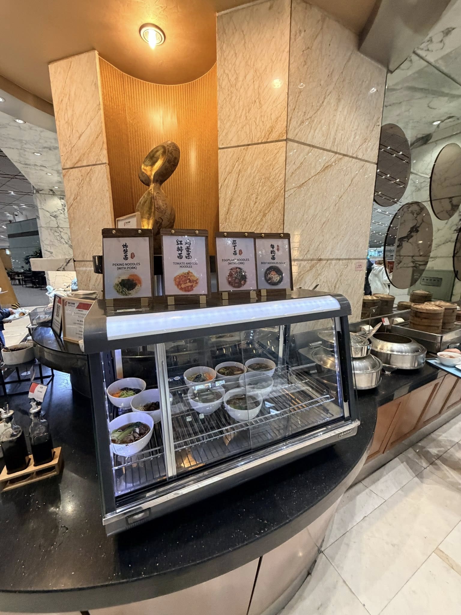國航貴賓室自助餐與熱食區