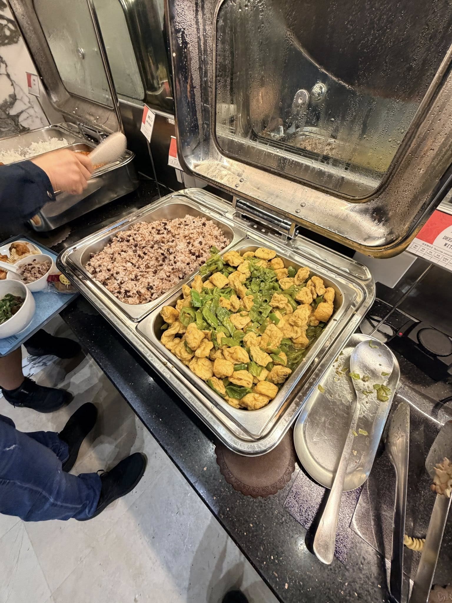 國航貴賓室點心與水果區