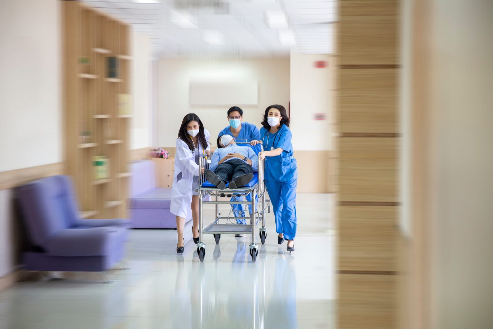 醫療團隊推送病床處理緊急就醫狀況