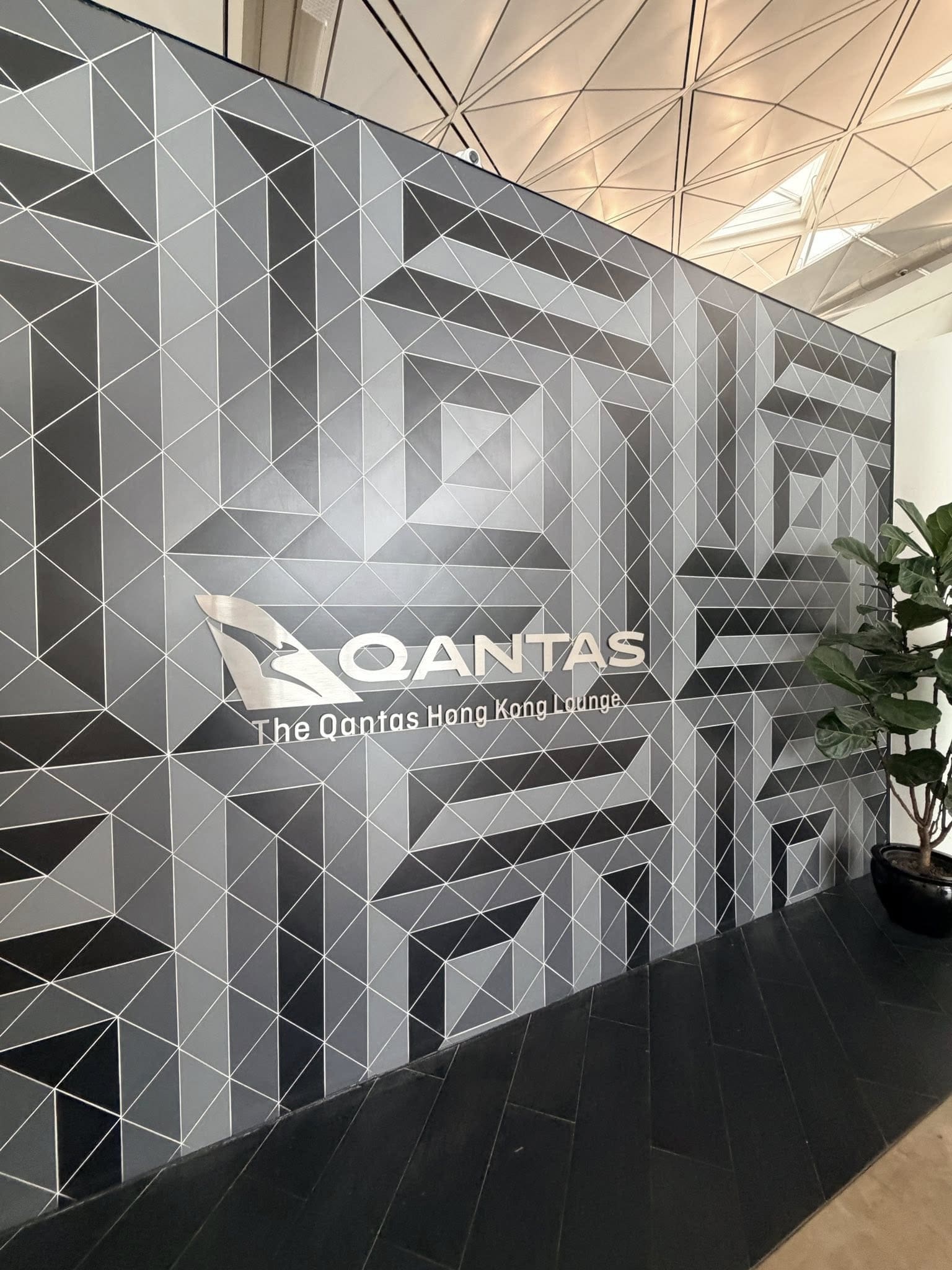 香港機場澳航貴賓室入口 Qantas 標誌牆