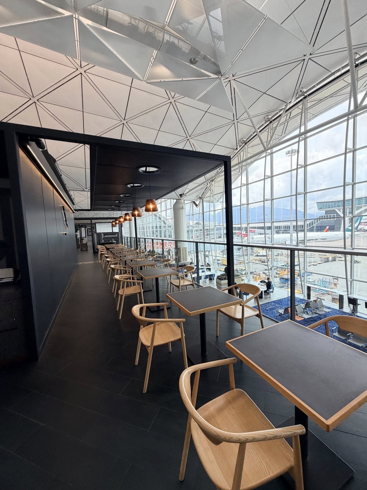 澳航貴賓室靠窗用餐座位與停機坪景色