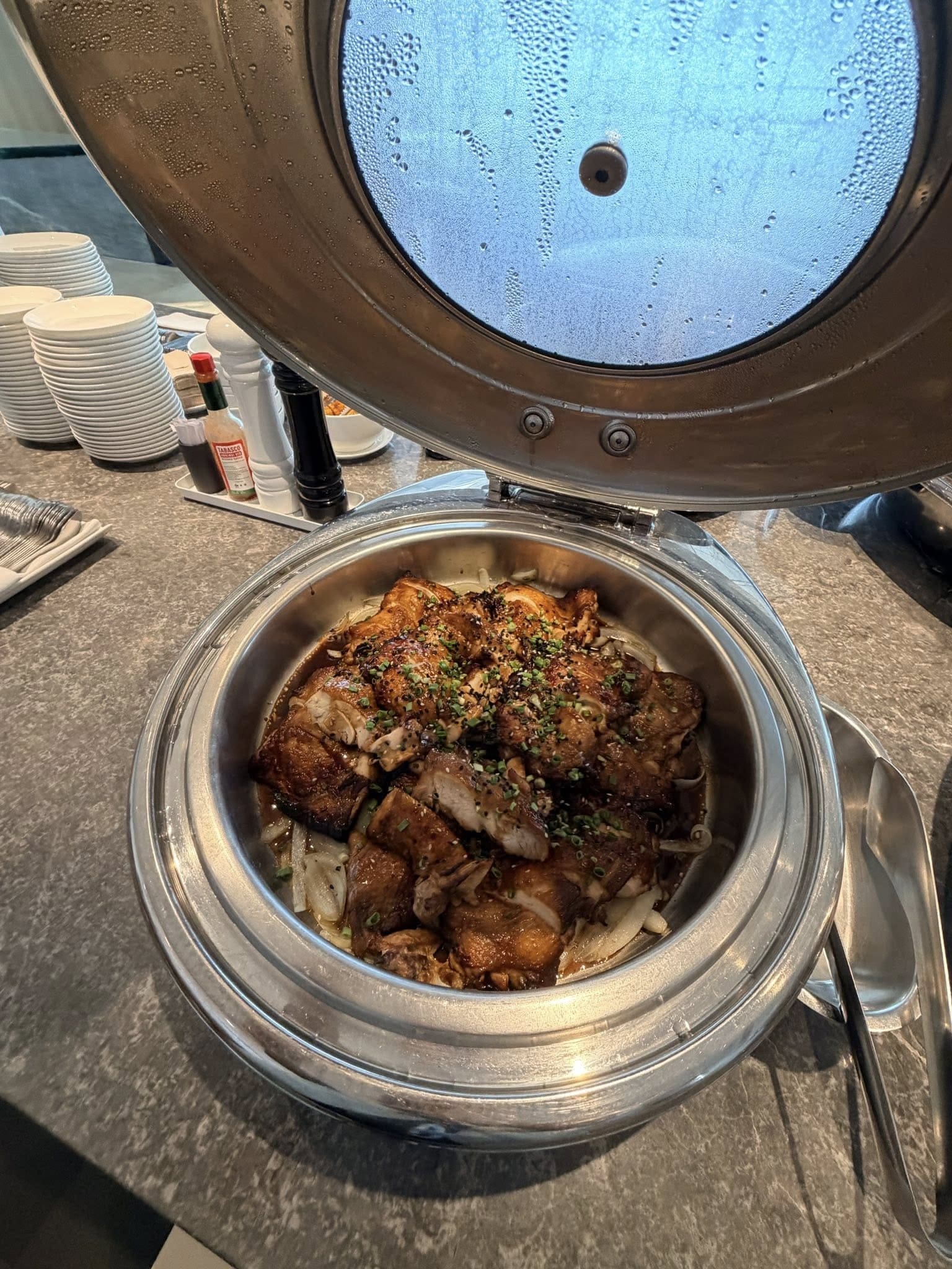 澳航貴賓室熱食烤雞料理