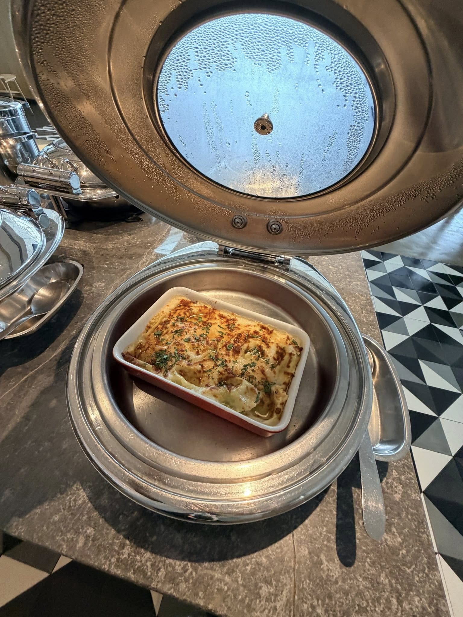澳航貴賓室焗烤義大利麵熱食