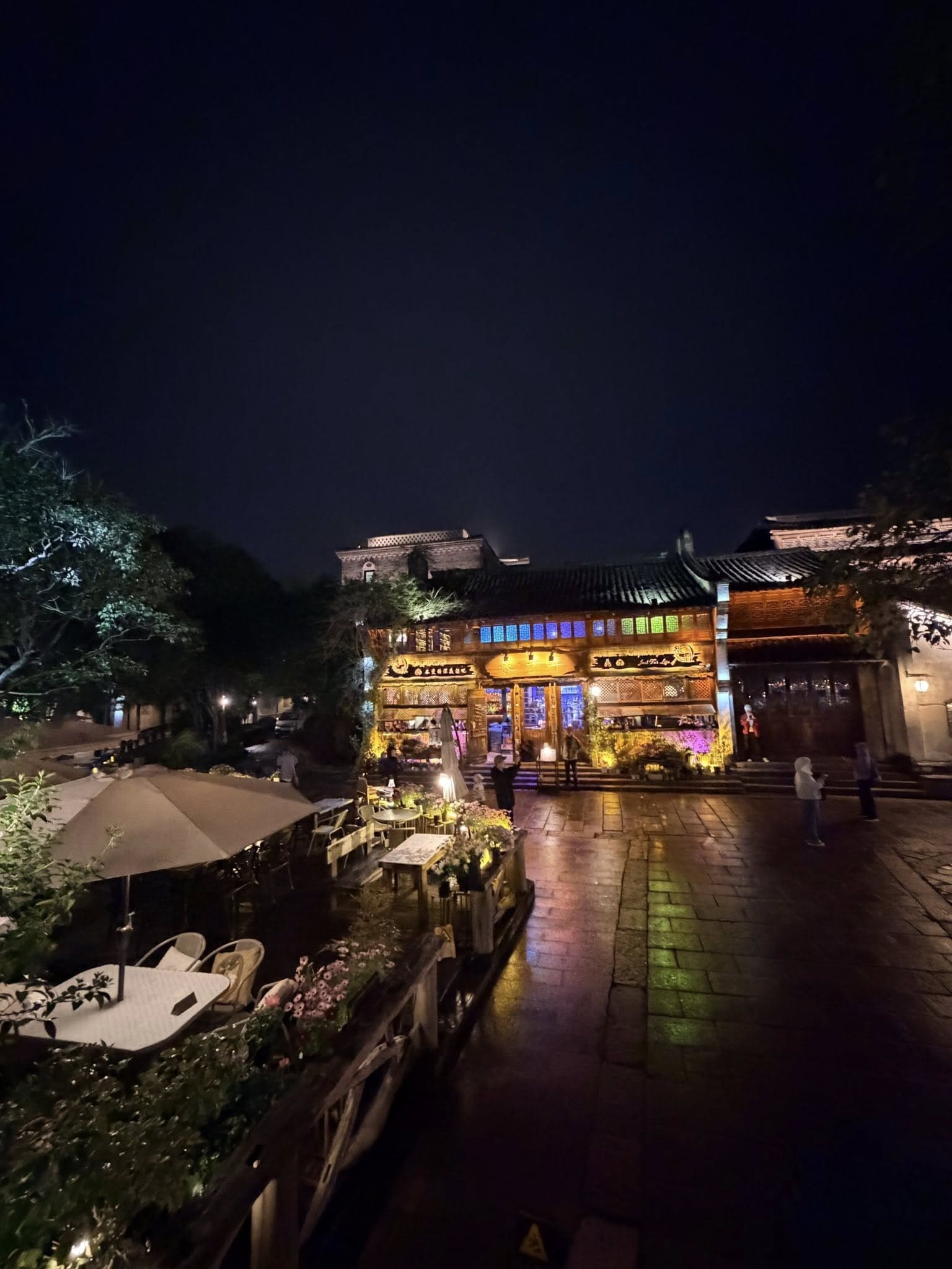 烏鎮西柵酒吧一條街石板路與遊客散步夜景