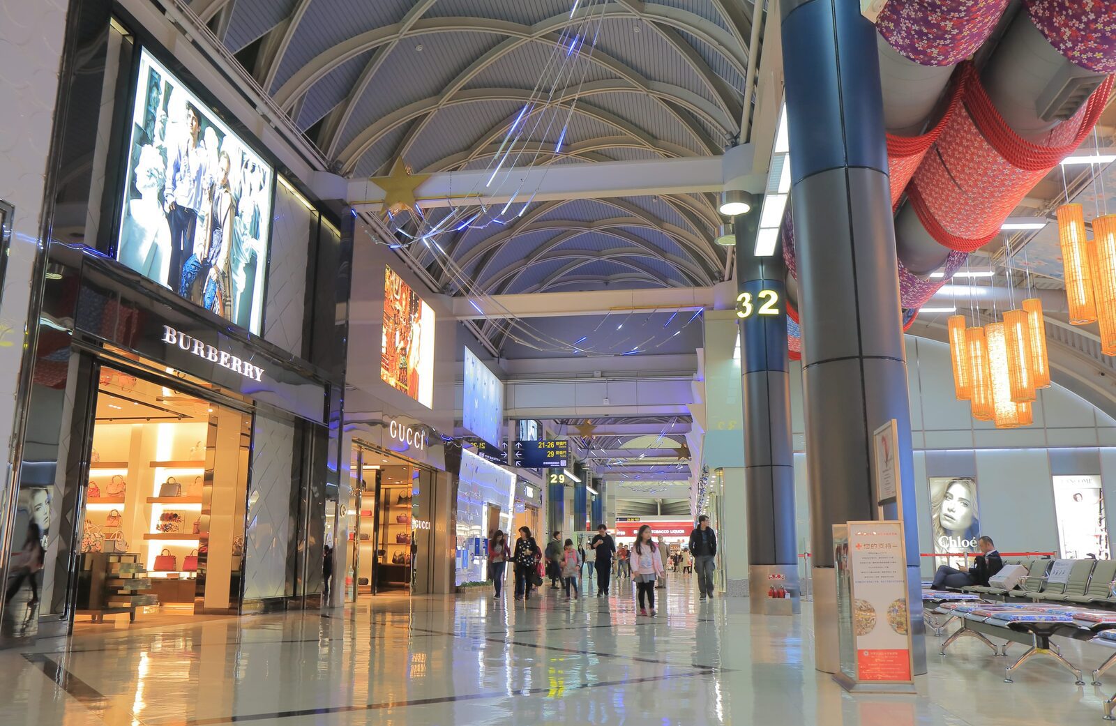 高雄國際機場登機門附近的免稅商店與候機廊道