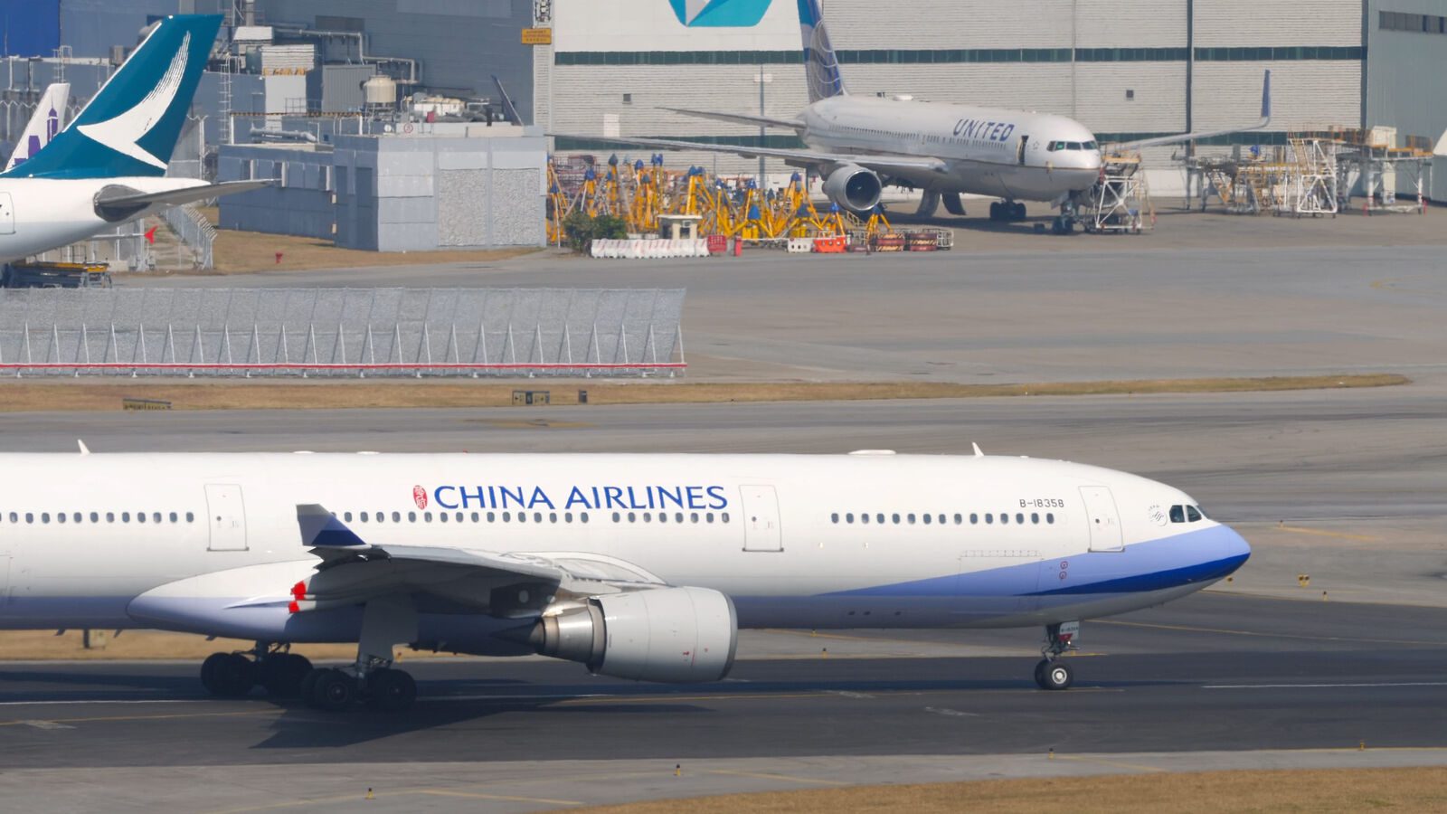 中華航空客機在機場滑行