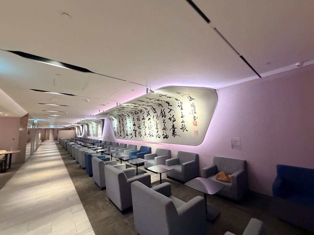 桃園機場第二航廈華航 D4 貴賓室書法牆與成排沙發座位