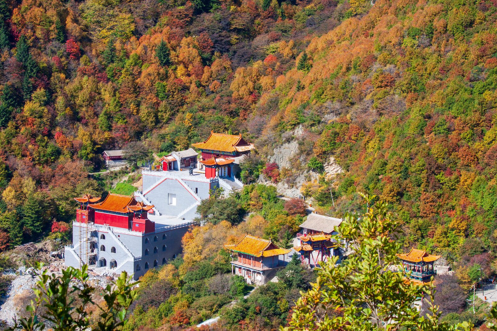 大陸山林寺院與秋季彩林