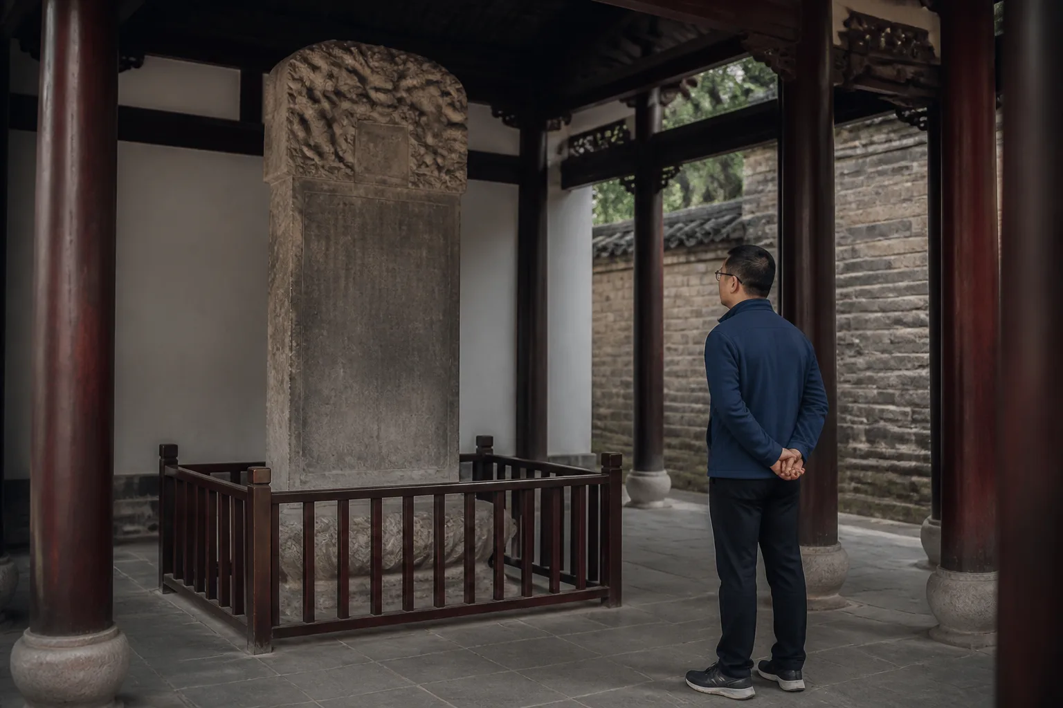 情境示意：旅客與受保護石碑保持距離並未觸摸