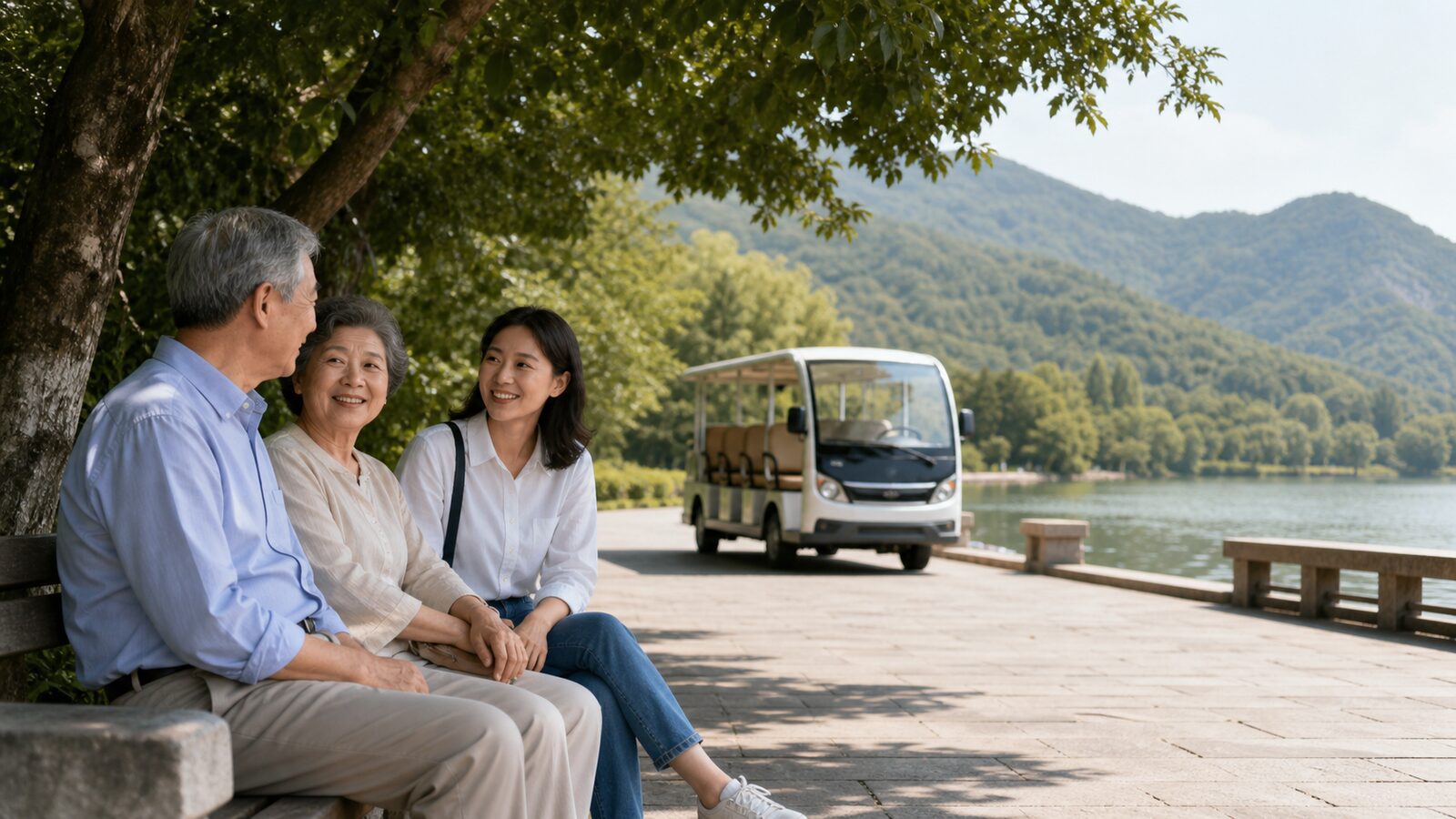 長輩與家人在湖畔景區樹蔭下休息的情境示意圖
