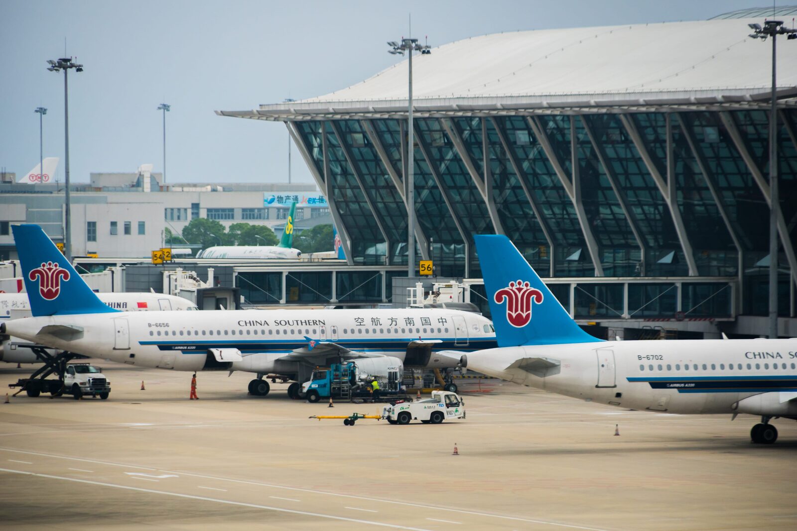 前往中國大陸旅遊的航班與機場情境
