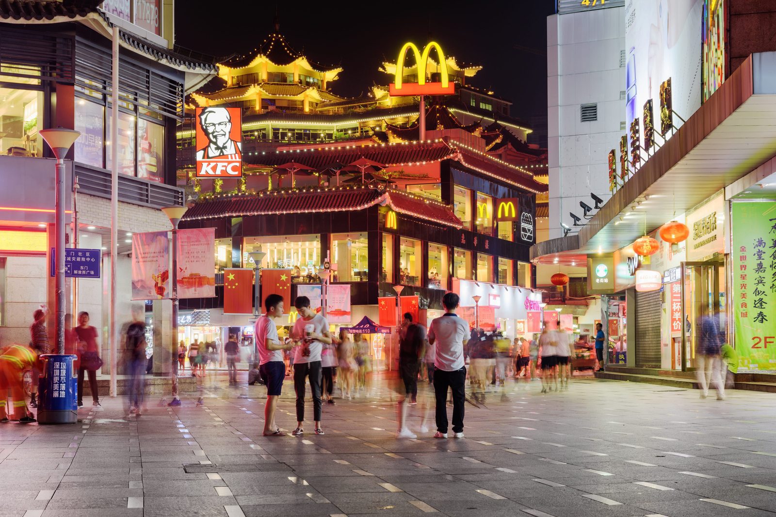 深圳東門步行街夜景與地鐵老街站標示，呈現大陸便利交通與數位生活