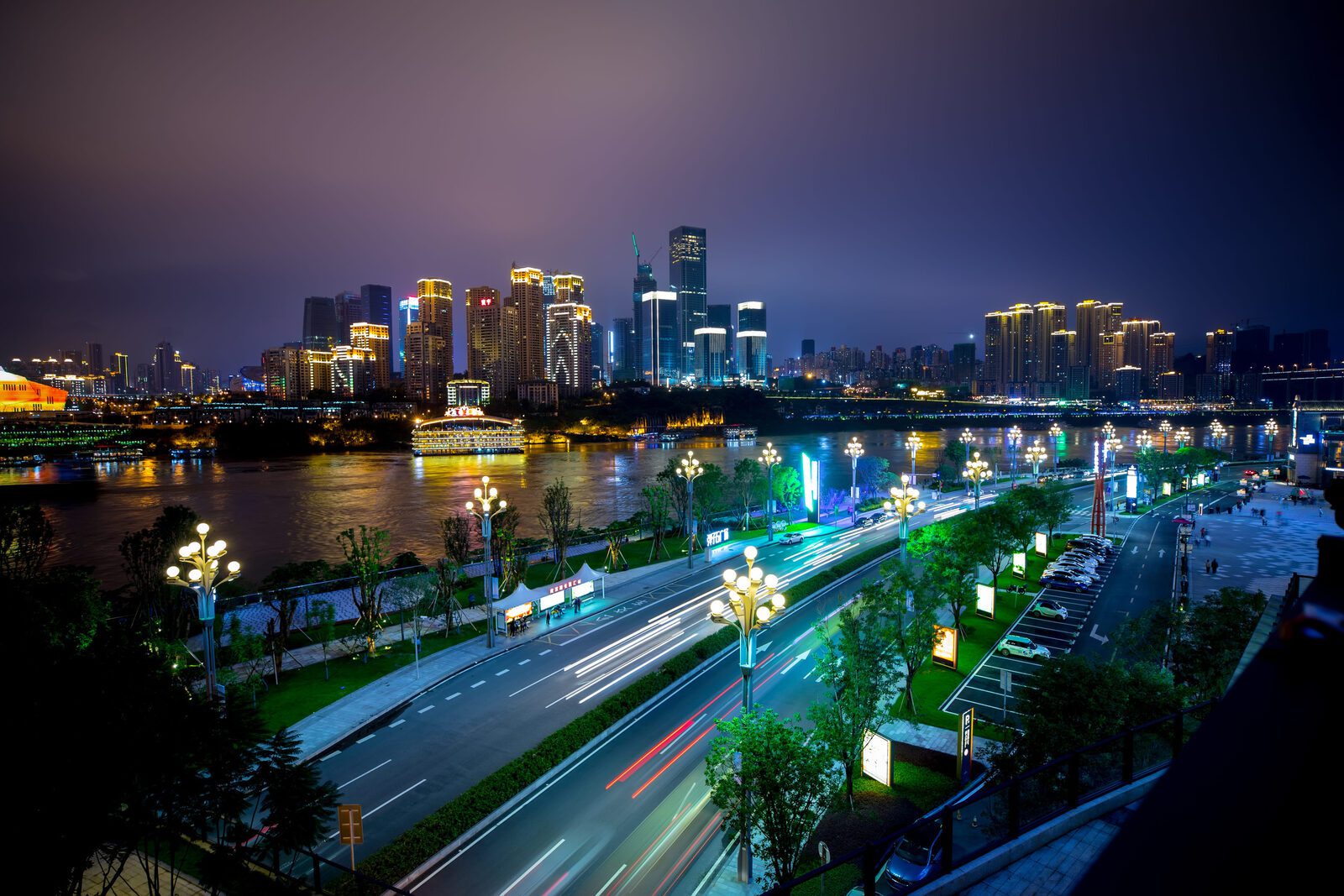 重慶南濱路沿江道路與城市天際線夜景