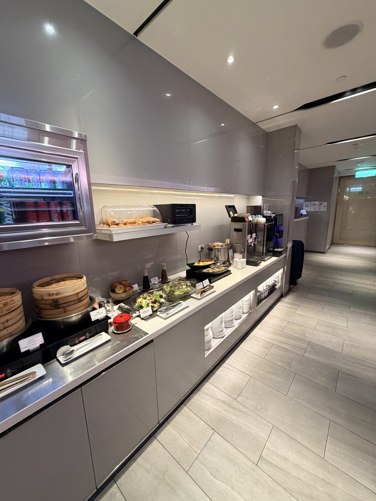 華航 D4 貴賓室自助餐檯全景與用餐座位