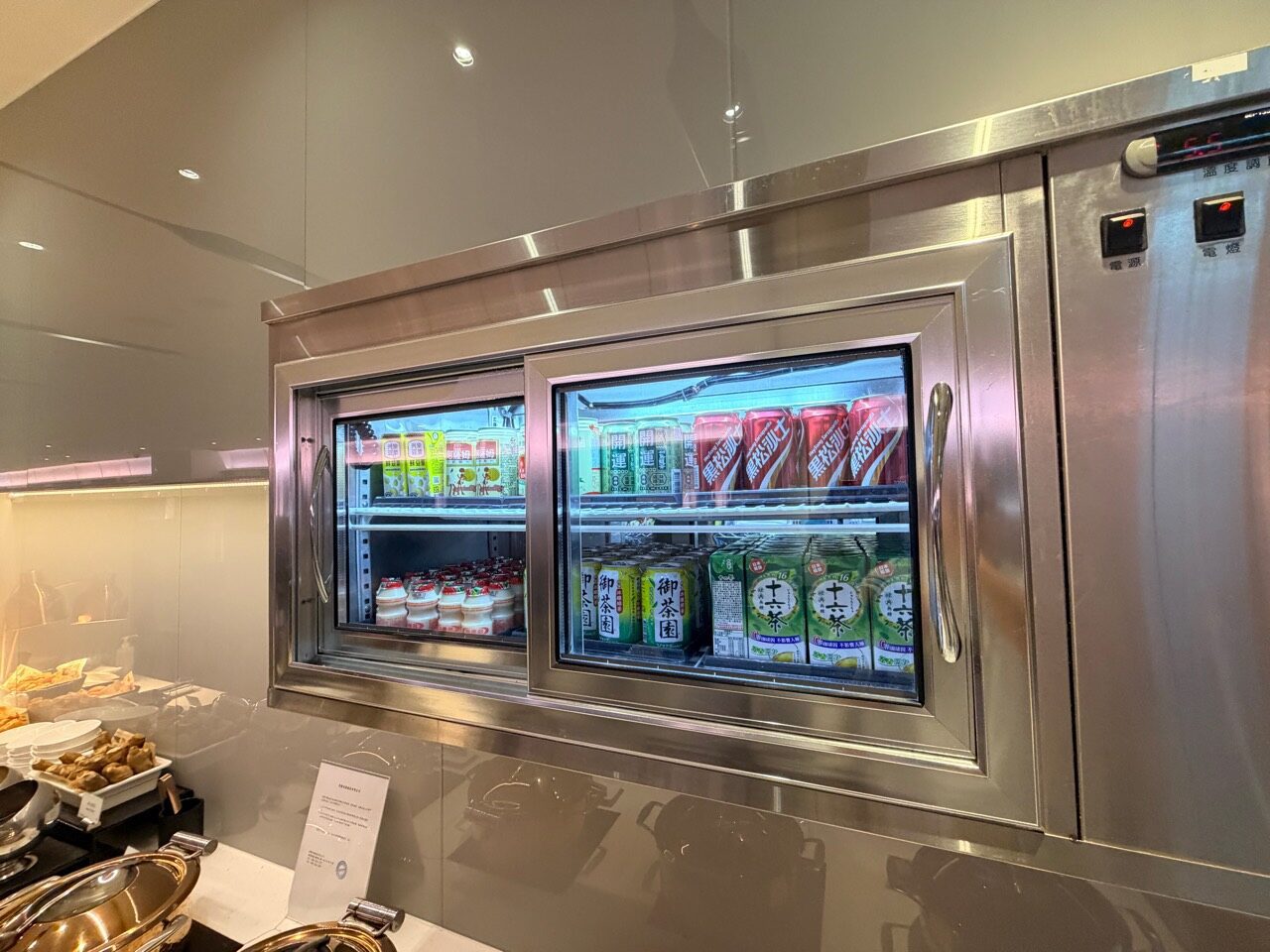 華航 D4 貴賓室冷藏櫃內的茶飲乳酸飲料與罐裝飲品