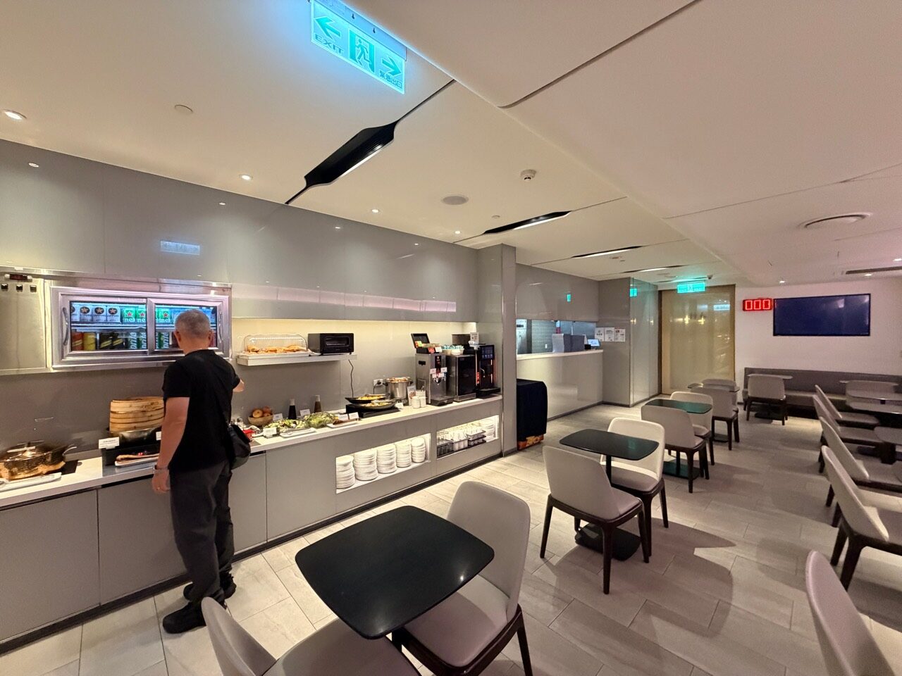 華航 D4 貴賓室用餐區座位與自助餐檯