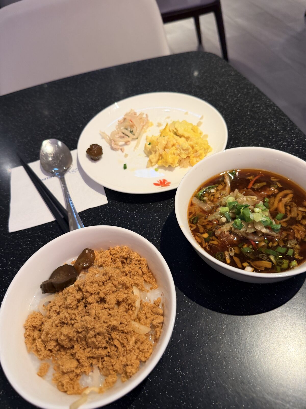 華航 D4 貴賓室現煮麵食米食與炒蛋組合