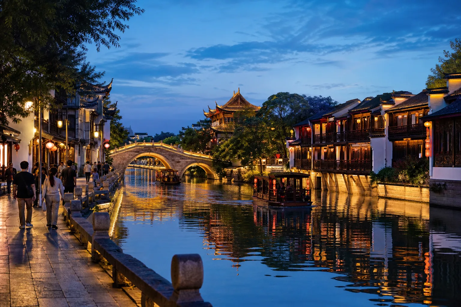 南京夫子廟秦淮河夜景與旅客散步的情境示意圖