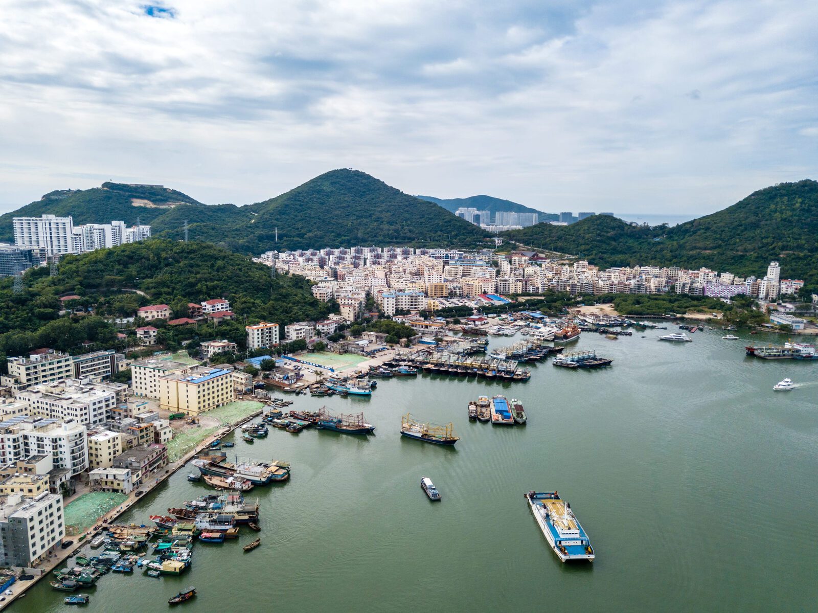 從高處俯瞰三亞港灣與沿岸聚落