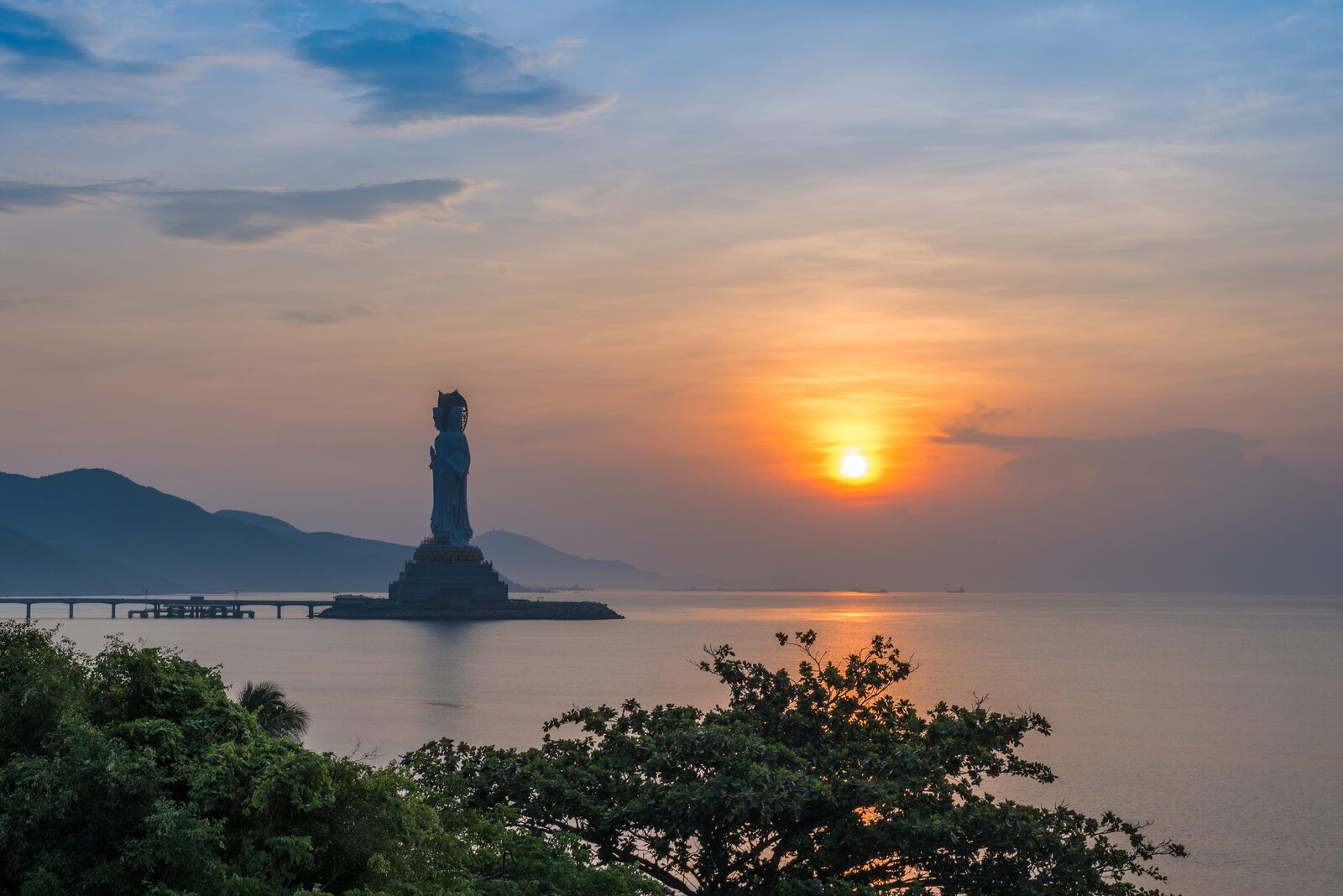 三亞南山海上觀音與海面夕陽